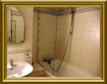 Salle de bains.Bathroom with bath, shower and W.C.