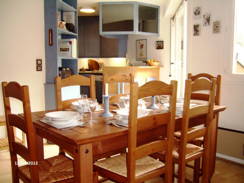 Table a manger et cuisine. Dining table & kitchen