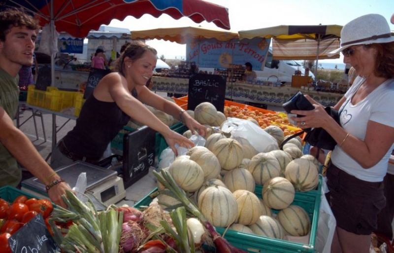 marché nocturne tous les soirs, l'été