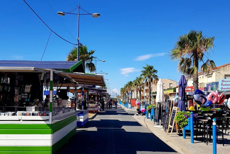 les chalets du marché de st pierre la mer