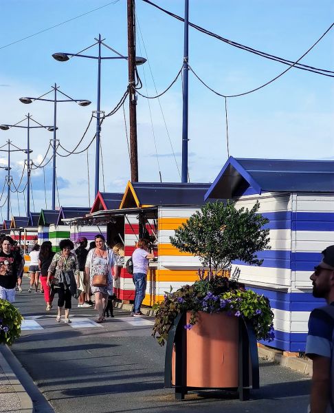 marché nocturne tous les soirs, l'été