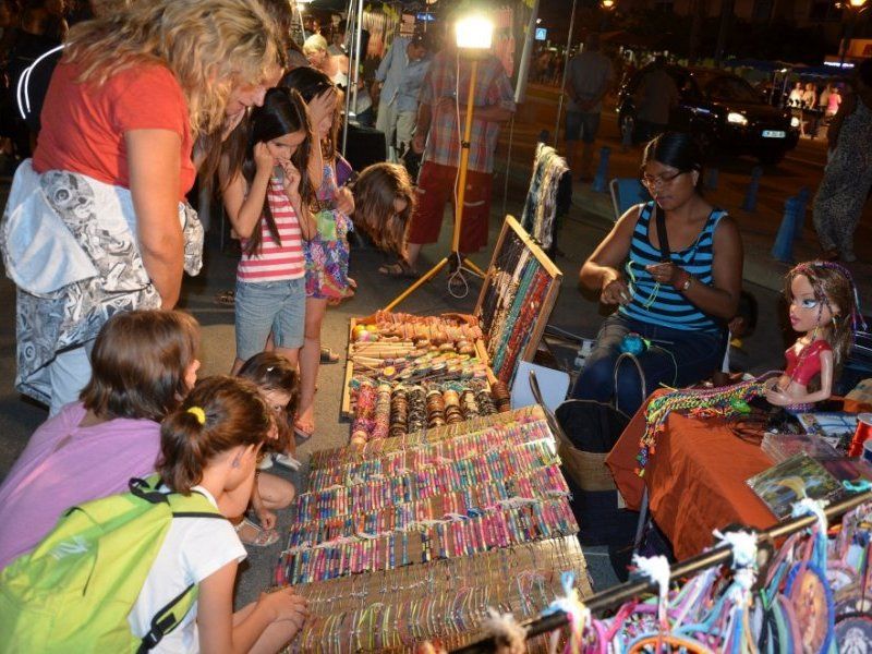 marché nocturne tous les soirs, l'été