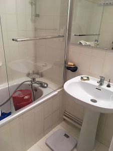 salle de bain Grand miroir et sèche serviettes