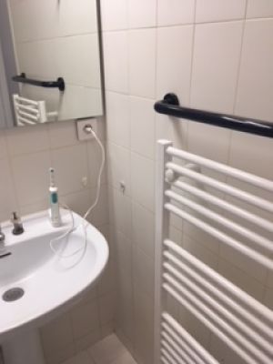 salle de bain Grand miroir et sèche serviettes